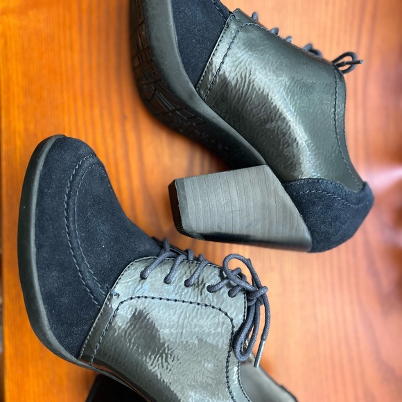 Kenneth Cole Reaction Navy "Full Of Life" Patent & Suede Heeled Oxfords - Picture 2 of 13